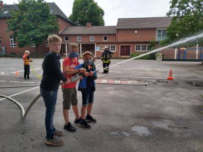 Besuch der Freiwilligen Feuerwehr in der Ferienbetreuung 21.07.2021