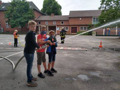 Besuch der Freiwilligen Feuerwehr in der Ferienbetreuung 21.07.2021 - 