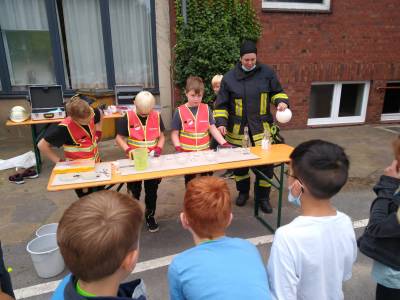 Besuch der Freiwilligen Feuerwehr in der Ferienbetreuung 21.07.2021 - 