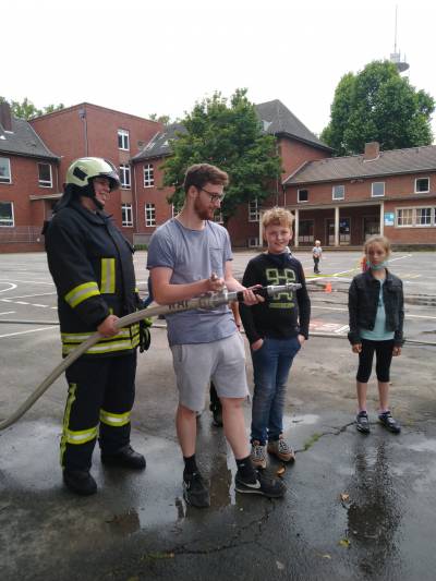 Besuch der Freiwilligen Feuerwehr in der Ferienbetreuung 21.07.2021 - 