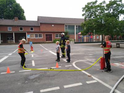 Besuch der Freiwilligen Feuerwehr in der Ferienbetreuung 21.07.2021 - 